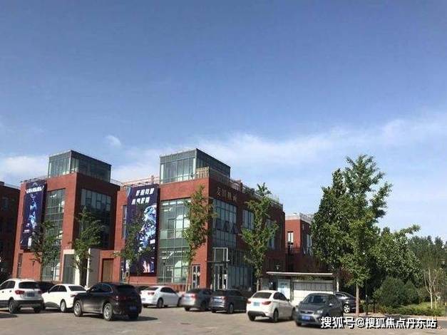 超越工厂 影视基地的新定位——文化交流中心与新人摇篮下的文化经纪人服务
